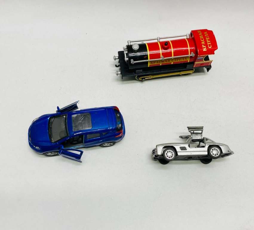 Набор моделей паровоз и 2 автомобиля (состояние на фото)